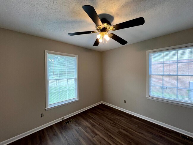 Building Photo - 109 Deerfield Dr