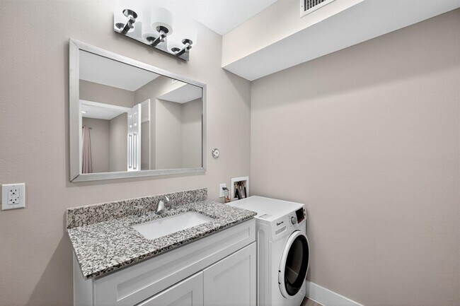 Building Photo - 935 La Posada Dr