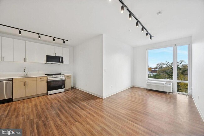 Building Photo - 4240 Chestnut St