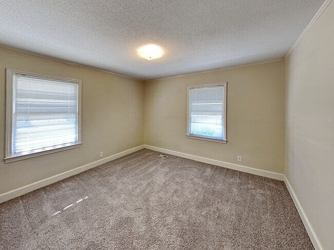 Building Photo - Get $500 OFF RENT!*  Adorable 3 bedroom 1 ...