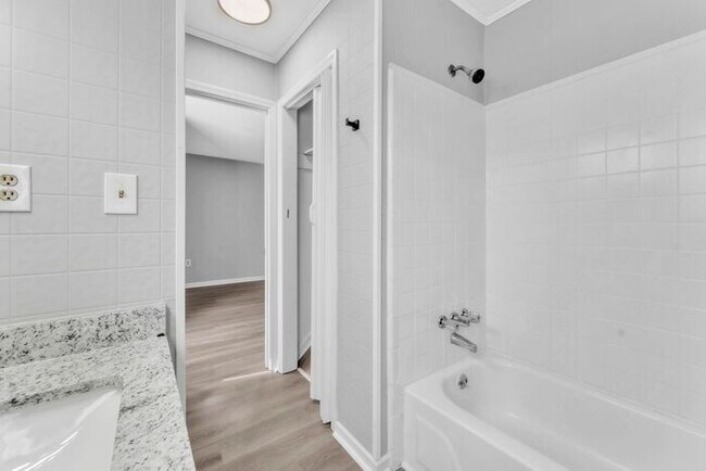 Building Photo - *NEWLY RENOVATED* 2 Bedroom Townhouse in D...