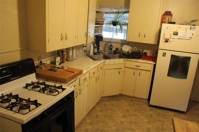 Building Photo - 611 Clifford Dr