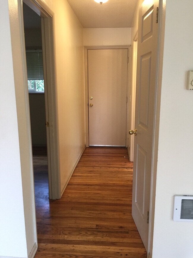 Building Photo - Corner 1bed, great location, bike storage,...