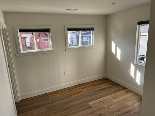 Building Photo - 114 E Prentiss St