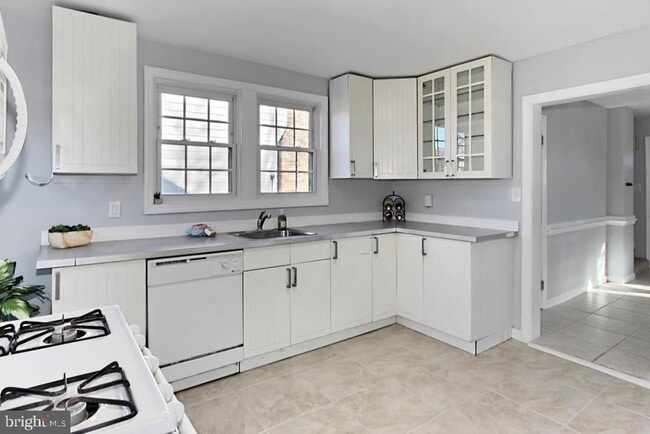 Building Photo - 2104 S Nelson St