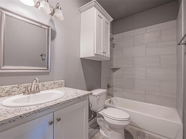 Building Photo - 409 Grove St