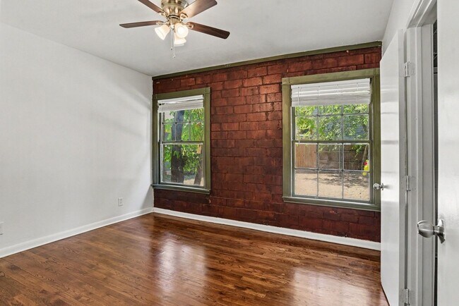 Building Photo - 405 N Prairie Ave
