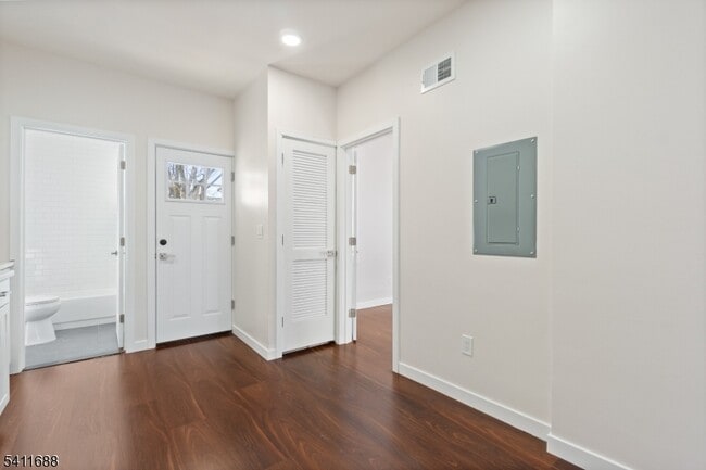 Building Photo - 824 George St