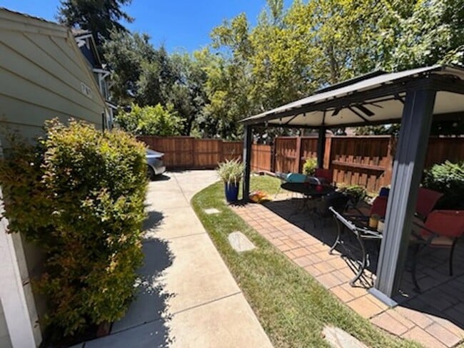 Building Photo - SHOWING FRI 7/17 & SAT 7/18 11:45-12:15PM!! 1 Bedroom 1 bath Cottage style Duplex