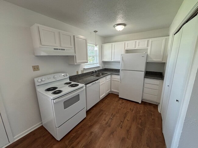 Building Photo - AVAILABLE NOW; APPLY TODAY ON OUR WEBSITE!!!