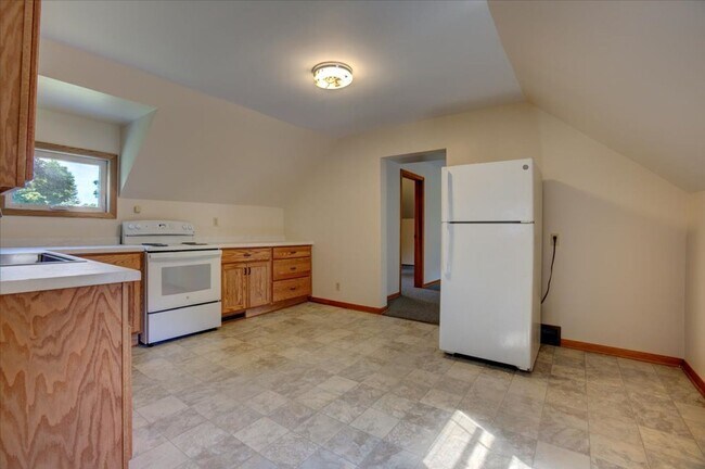 Building Photo - M&amp;E - 1803 1/2 11th St