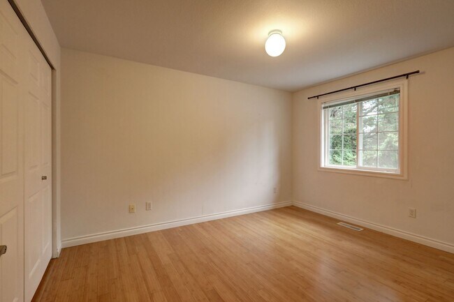 Building Photo - Stunning 3BR 1.75 BA Sammamish Home.  Rece...