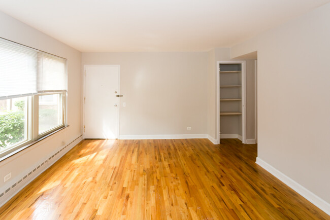 Building Photo - 2118 W Foster Ave