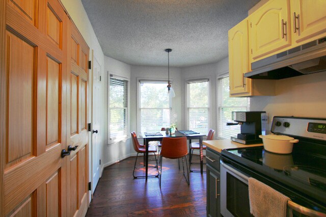 Building Photo - Stunning, Modern 2 Bed, 2 Bath with Office in Woodcroft!