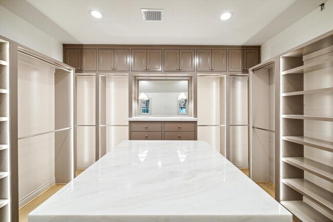 Building Photo - 2214 Bartlett St