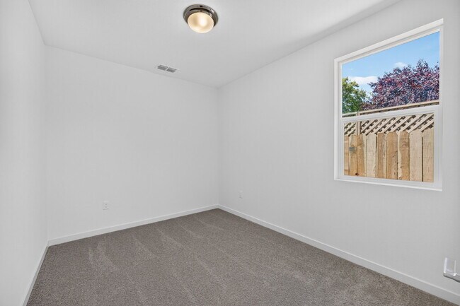 Building Photo - Charming 3-Bed, 2-Bath Home in Sacramento