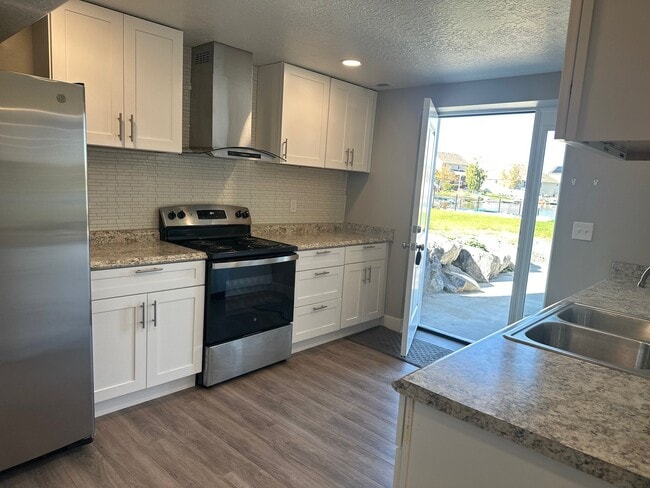 Building Photo - 6038 Bayshore Dr