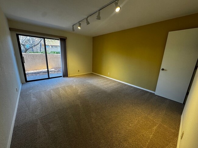 Building Photo - 3 Bedroom 2 bath plus loft and one car garage.