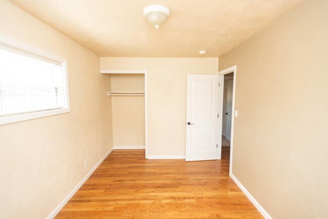 Building Photo - 307 N 3rd St