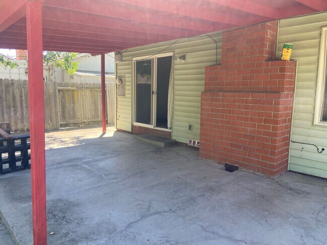 Building Photo - Single Story 3 bdrm 2 bath
