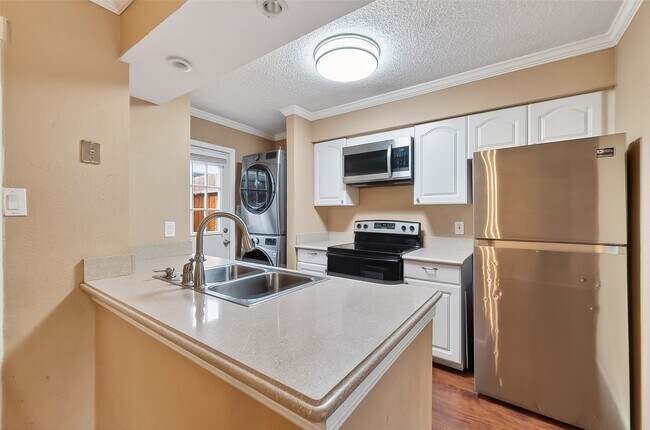 Building Photo - 10615 Briar Forest Dr