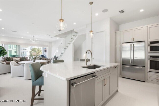 Building Photo - 114 12th Ave S