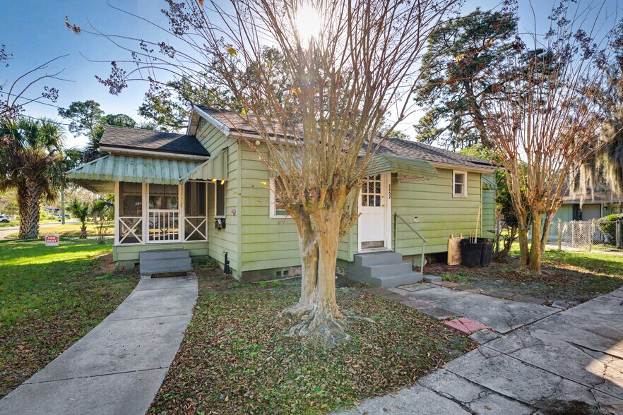 Building Photo - 2652 Merwyn Rd