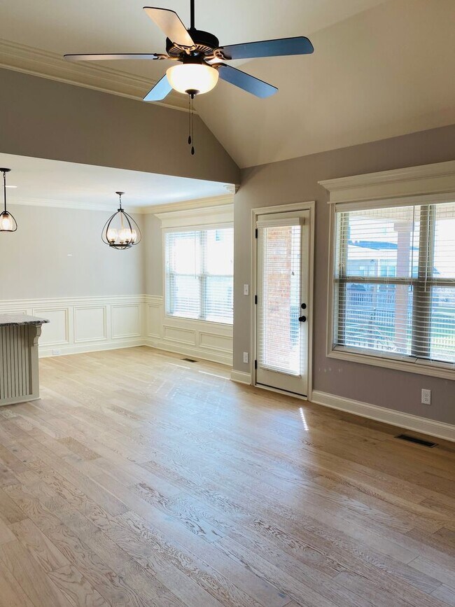 Building Photo - Luxury Home in Sango