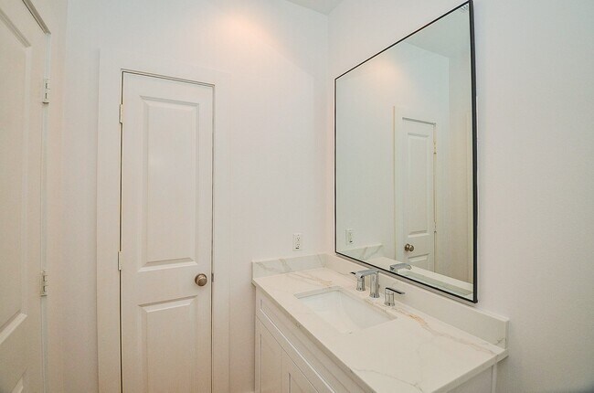 Building Photo - 408 Parker St