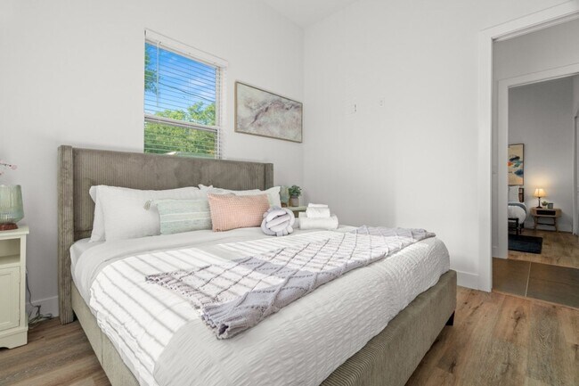 Building Photo - Gorgeous New Constriction House in Tampa - B