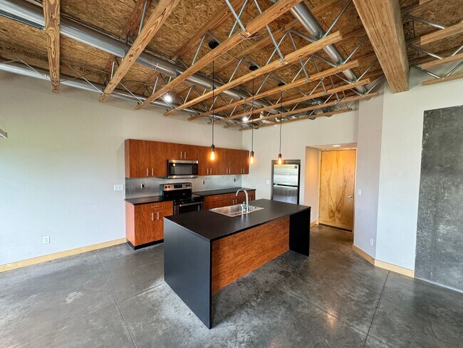 Building Photo - Stunning Modern Urban Loft – Spacious, Stylish, and Conveniently Located