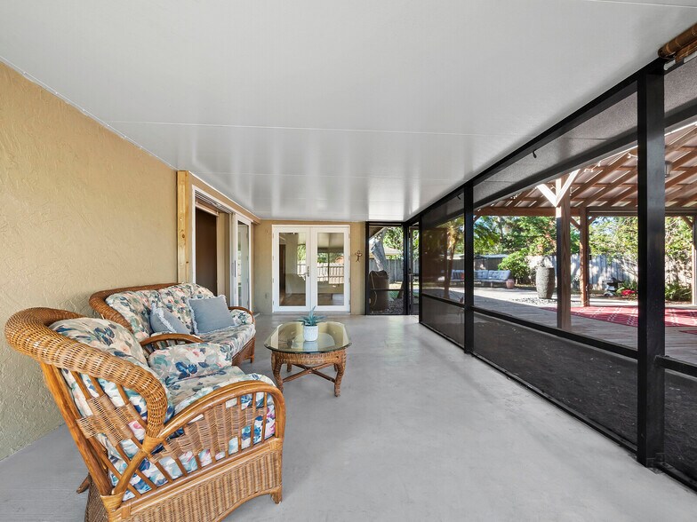 Building Photo - 633 Chevy Chase Dr