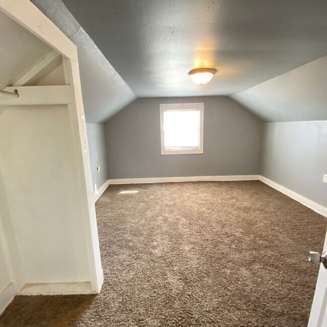 Building Photo - $0 First Month's Rent / $0 Deposit at Move-in