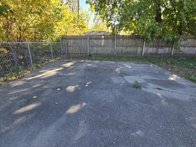 parking pad - 15890 Freeland St