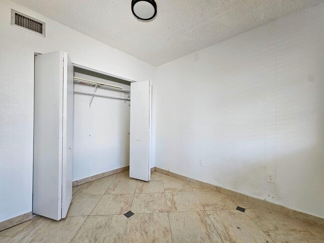 Building Photo - 2829 Indian Creek Dr