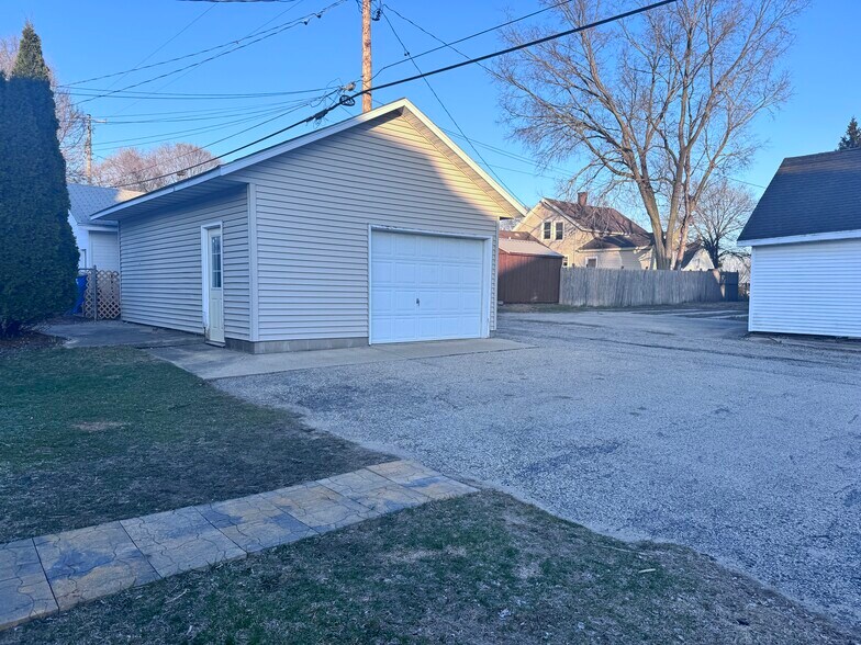 Building Photo - 410 E Conant St