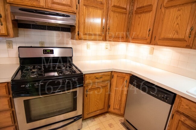 Building Photo - 4 Bedroom 2 Bath