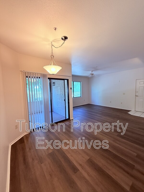 Building Photo - 2550 E River Rd