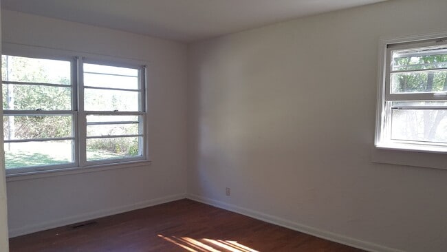 Building Photo - Spacious 3 bedroom and 1 bathroom