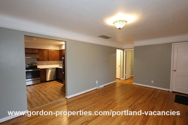 Building Photo - SE Flavel St - Woodstock 3 bedroom home with single car garage