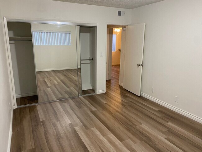 Building Photo - 10701 Moorpark St