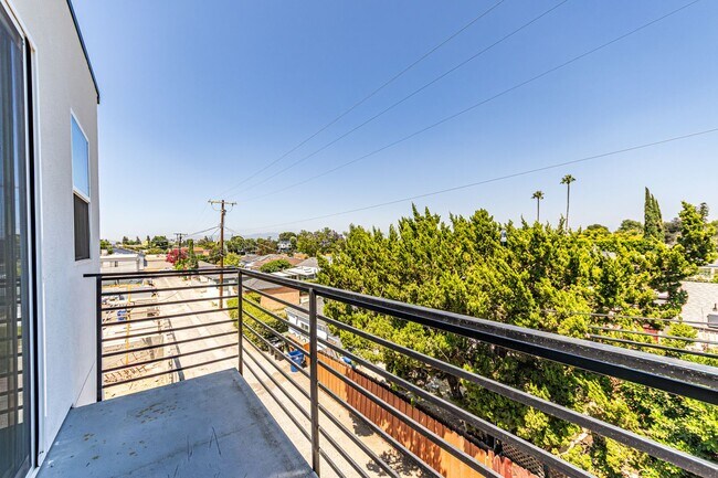 Building Photo - Stunning New 4-Bedroom Townhome with Priva...