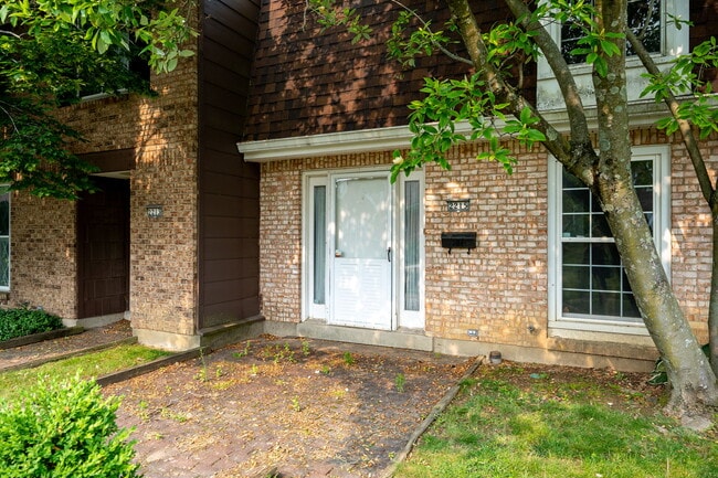 Building Photo - 2215 Barclay Ct