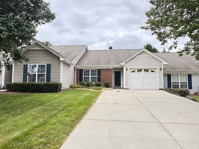 Building Photo - 2BR 2BA One Level Townhome with Garage