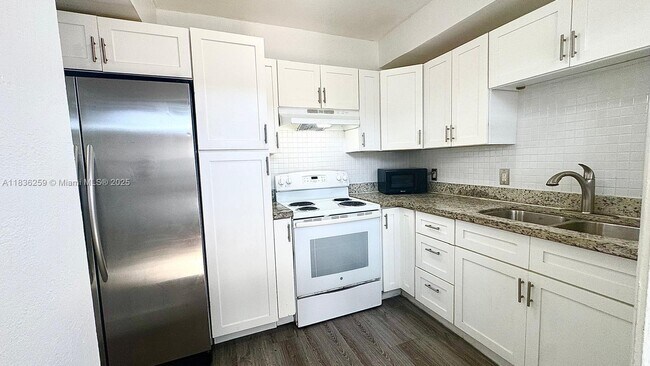 Building Photo - 2165 Bay Dr