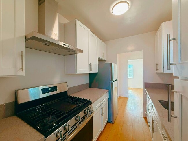 Building Photo - Welcome to Your Charming Ocean Beach 1-Bedroom – Private Yard & Parking