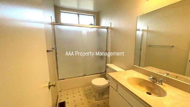 Building Photo - Nice 4 bedroom 2 bath Single family home in great neighborhood!