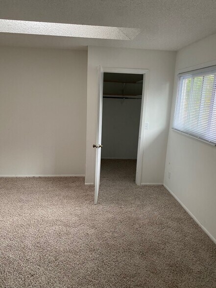 Building Photo - 8913 Forestview Ln N