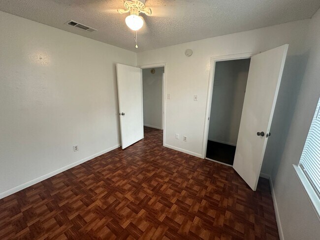 Building Photo - AVAILABLE NOW ; 2 WEEKS FREE!!!!!