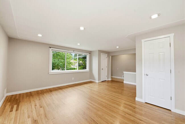 Building Photo - 5 bedroom, 3 1/2 bath, home with two master suites and 2 car garage.